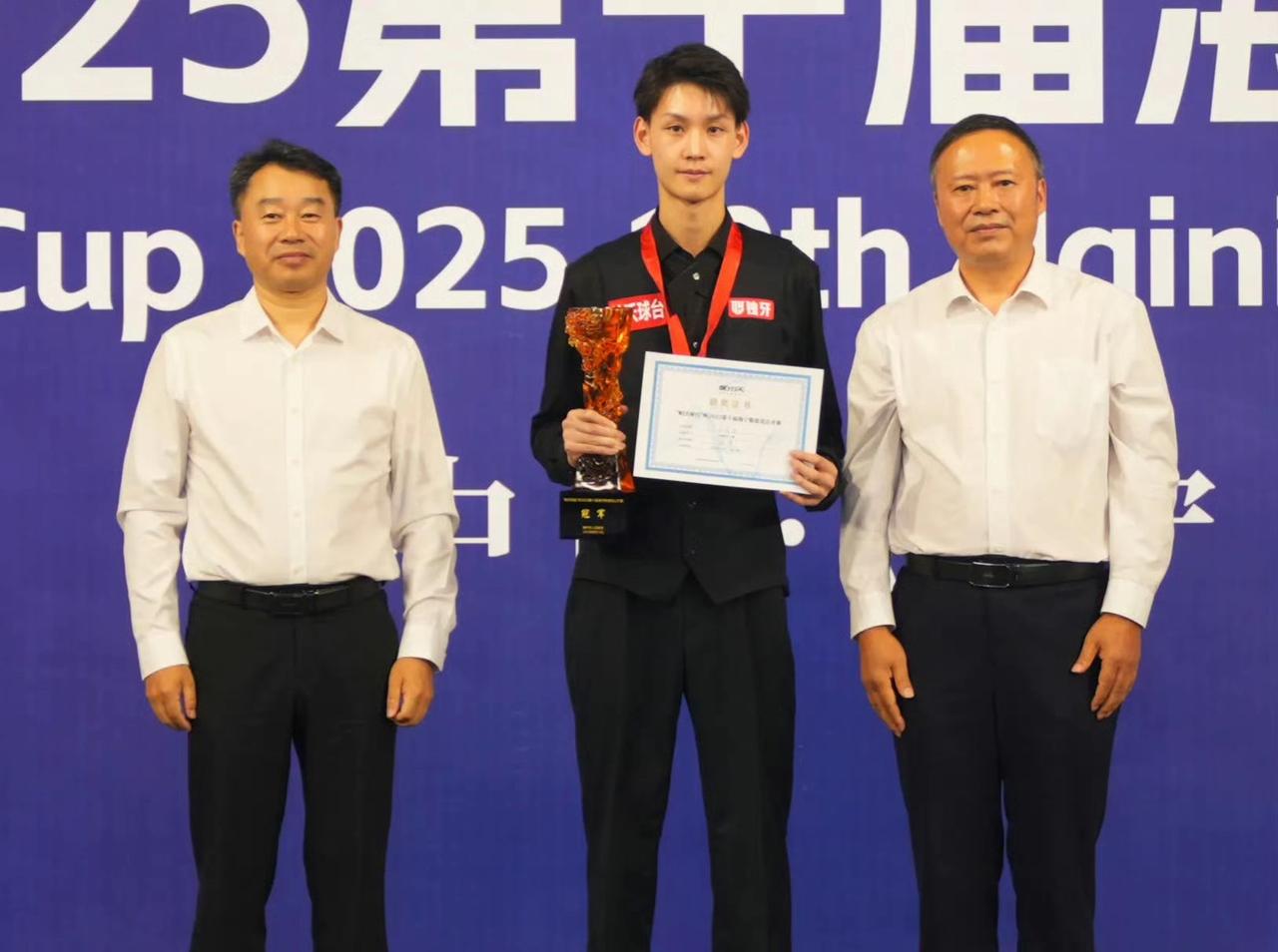 这也是晋级职业的一条途径！中巡赛排名前两名选手会被中台联推荐参加职业比赛。黄佳浩