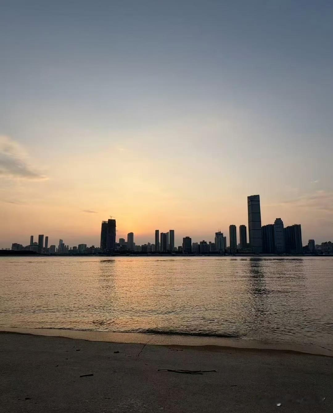 你必须要知道的30条人性铁律：

1. 你越讨好别人，别人越看不起你。自尊是自己
