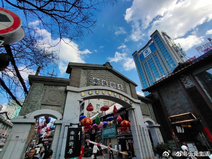 昆明旅行漫步昆明南强街巷，古香古色，美食，小吃吸引着吃货们的眼球，让人目不暇接！