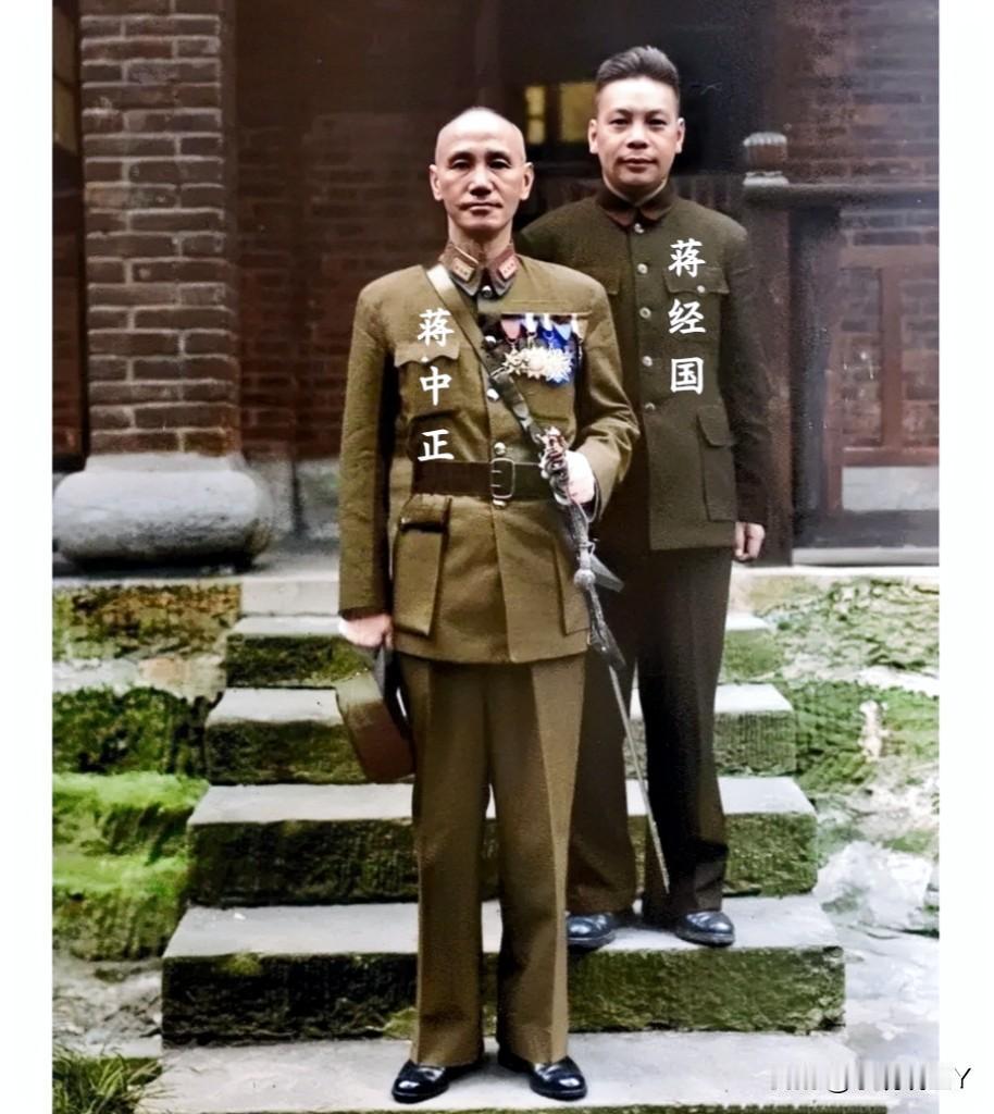 这才是1945年蒋中正和儿子蒋经国在重庆林园的真实貌相，这可不是电视剧里的演员，