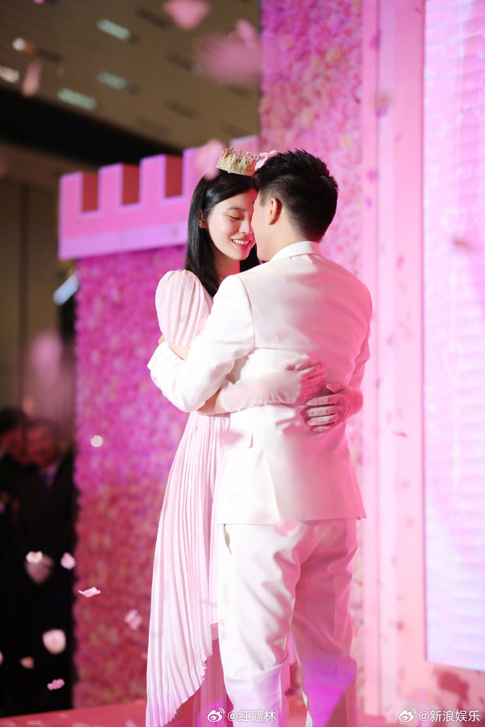 奚梦瑶何猷君6月1日举行婚礼奚梦瑶何猷君感情好甜 将于6月1日在法国举行婚礼，一