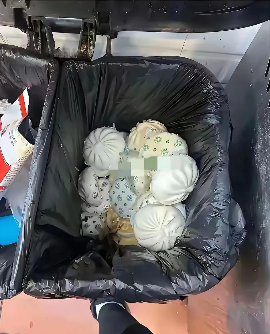卖不掉的包子宁愿丢垃圾桶也不送给别人吃，这样的包子铺老板能发财？[what]