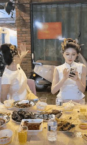 两位漂亮姐姐，都还没吃就要结账吗？