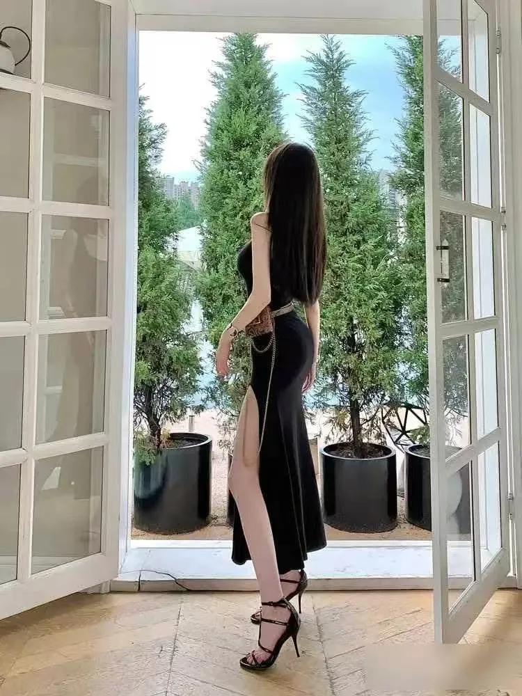 为什么上层社会，都是女的听男的？
上海陆家嘴的张太太今天又陪丈夫参加酒局，她不会