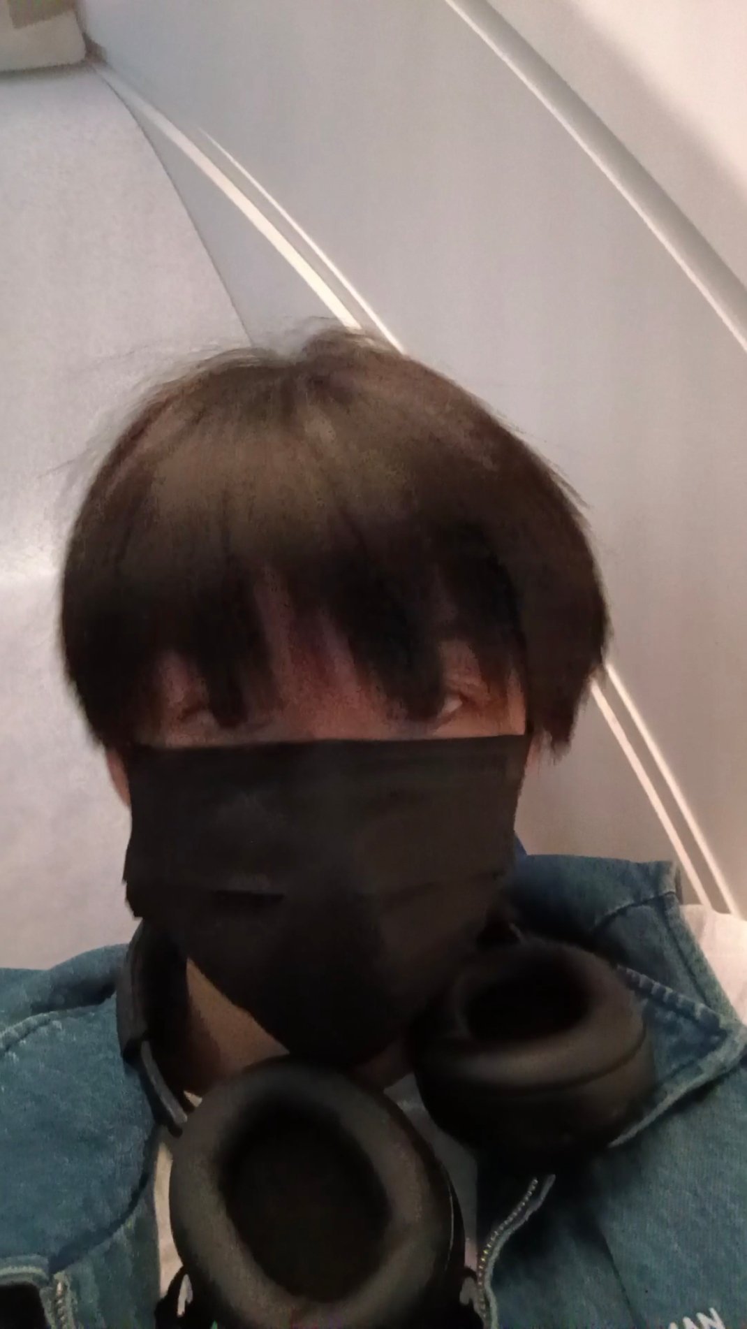 “我现在的状态就像飞机上的这位人类⬇️”像是在向我们倾诉这几天工作劳累程度已经堪