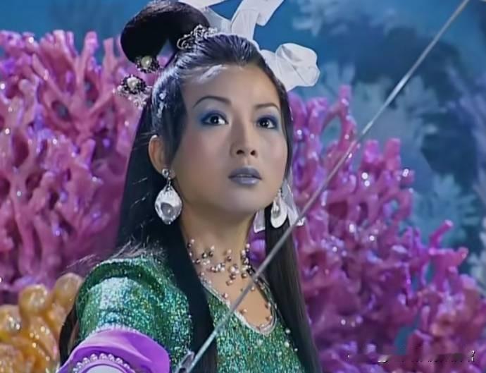 如果我不说，你能看出来这个龙宫公主是“香妃”演的吗？
看看，是不是差别很大，这大