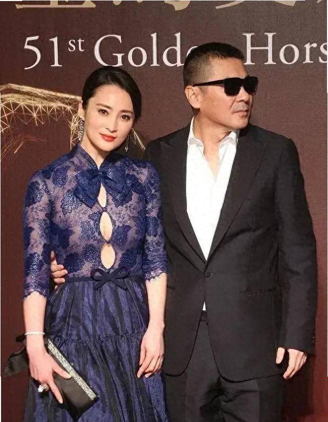 陈建斌都看愣了！蒋勤勤当着老公面穿得太大胆，礼服多处开口快兜不住，好身段太撩人谁