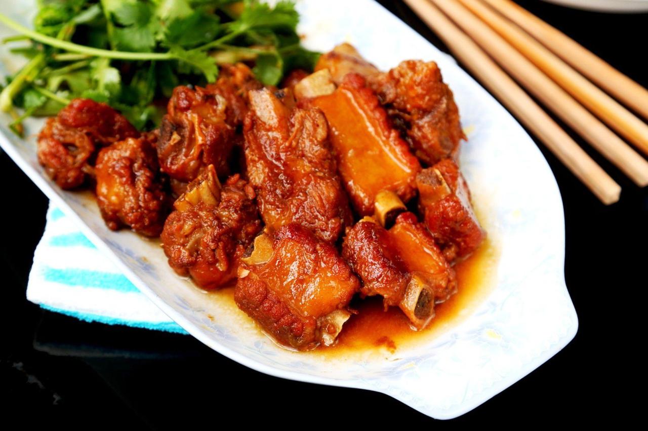那附着在骨边的肉，是精华所在，需用唇齿温柔地剥离，带着一丝不舍的缠绵。吮吸骨髓的