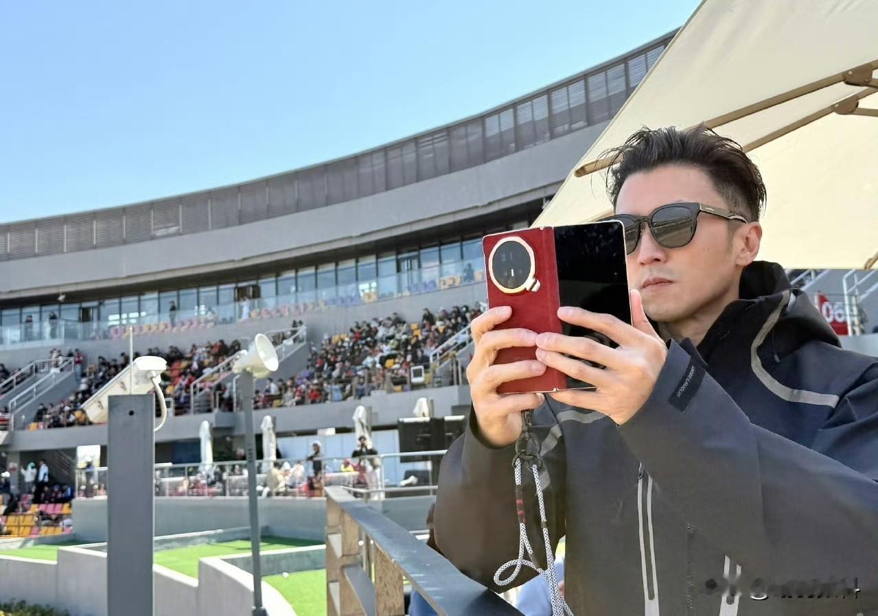 荣耀此次节省了不少代言费用。谢霆锋手持荣耀新款Magic V6折叠屏手机拍照，尽