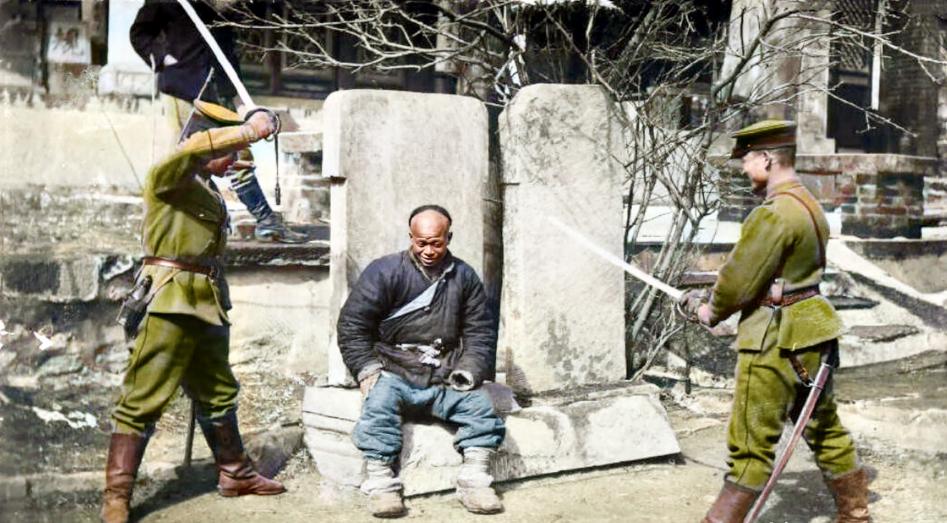 1900年，八国联军入侵北京城后的一张老照片，看这个身高，猜出是哪个国家的士兵了