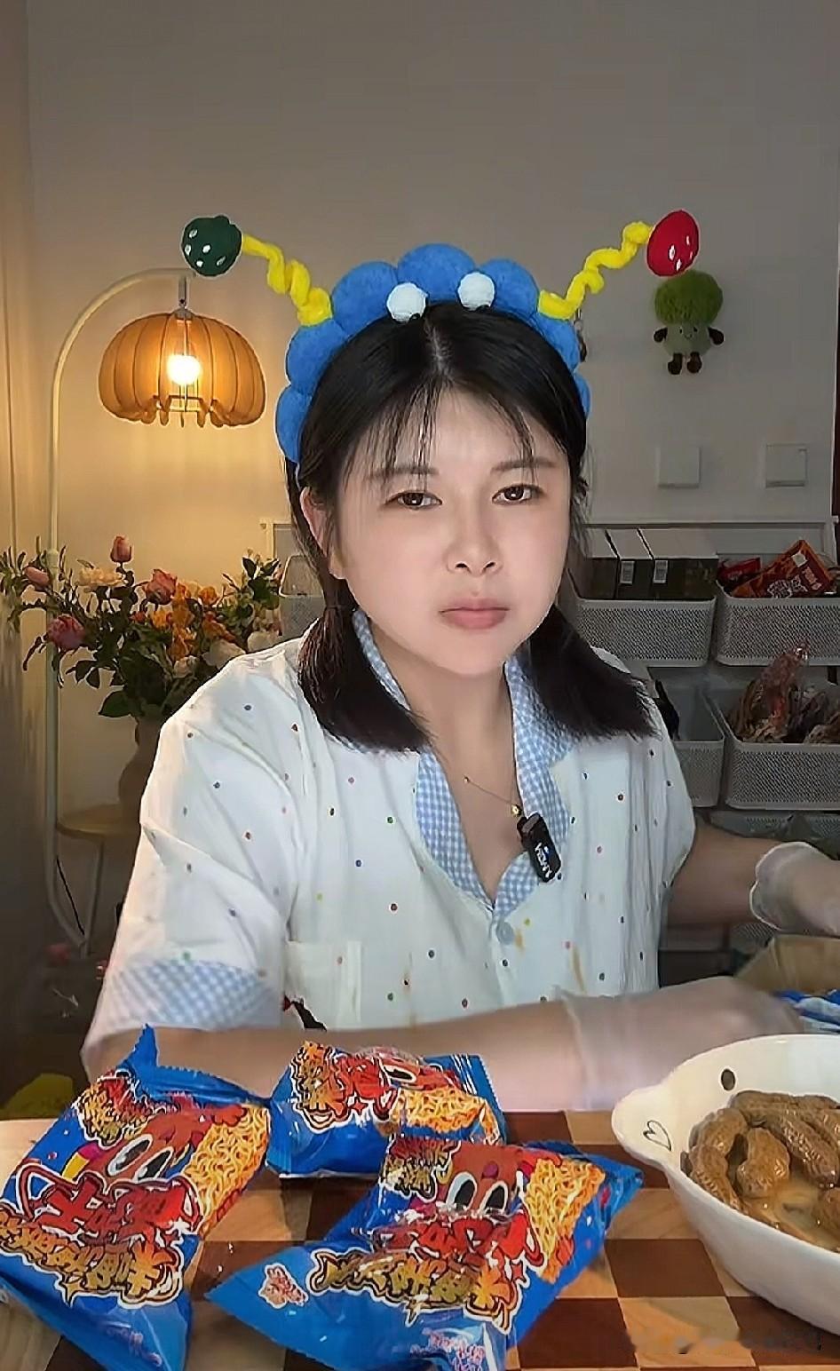 大家发现了没有，在国内但凡有点儿名气的人，几乎都会涉足直播。这是为什么呢？
上到
