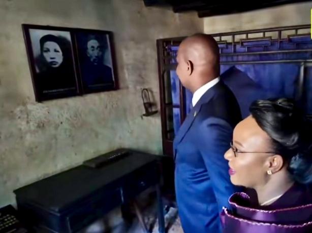 在毛主席父母照片前凝视良久，离开时，牵着夫人的手，脚步在走，但眼仍望着……莫桑比