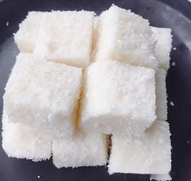 今天给大家分享一道超级好吃，简单易做的自制零食～牛奶小方，甜而不腻，奶香四溢，如