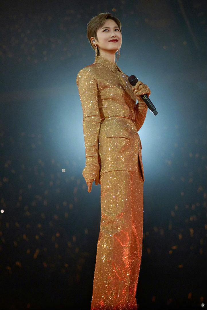 李宇春深圳演唱会💫跨越八年的暖心重逢，经典曲目缓缓唱响，岁月未曾磨灭热爱，跟着