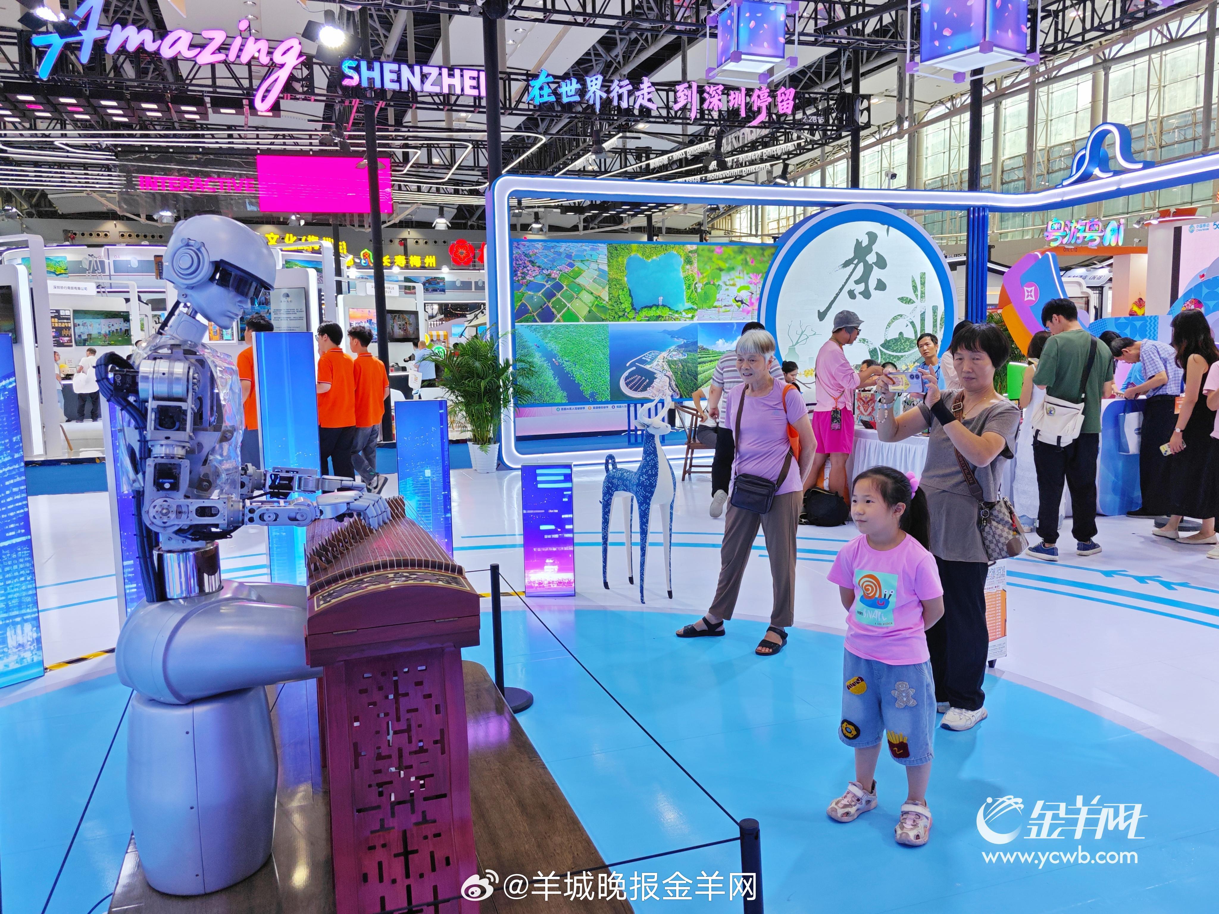 【机器狗翻跟头+机器人弹古筝跳舞！广东旅博会现“科幻名场面”】#2025广东旅博