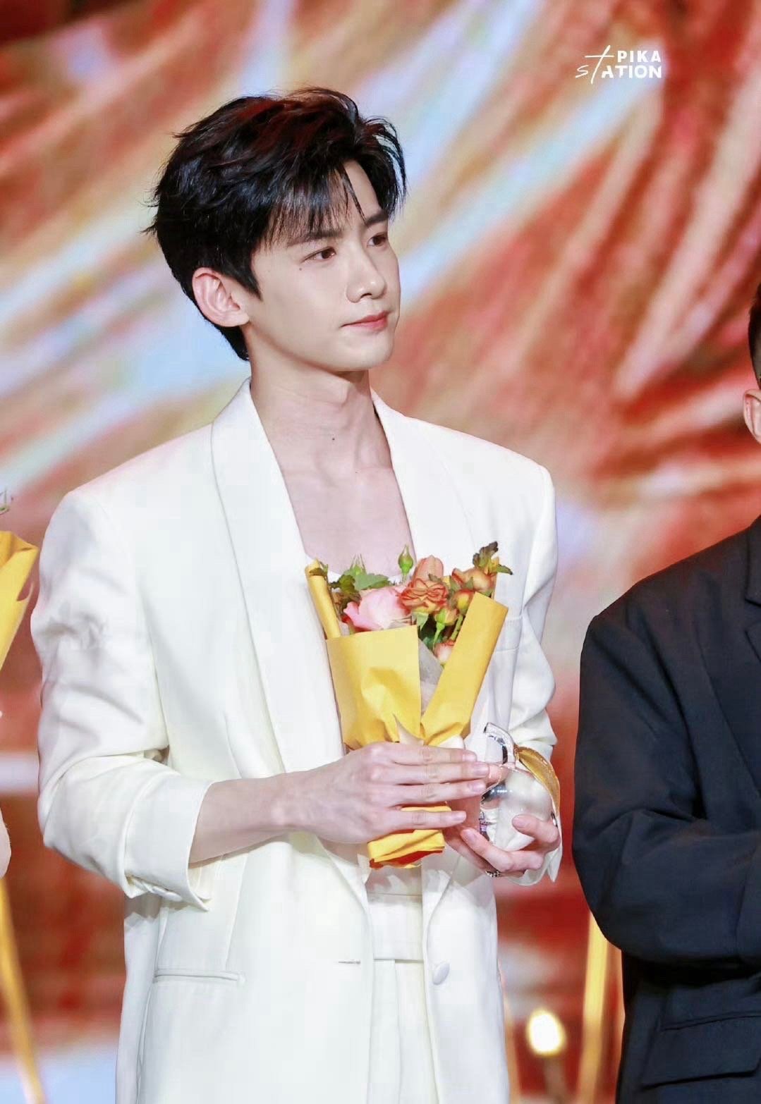 白敬亭又来找心动的offer了 谁懂啊家人们！白敬亭把品质盛典当自己招聘主场了！