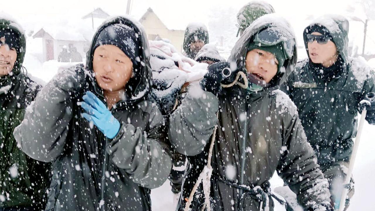 喜马拉雅山的雪崩摧枯拉朽！印度北阿坎德邦57名道路施工人员被雪崩掩埋，经救援已有