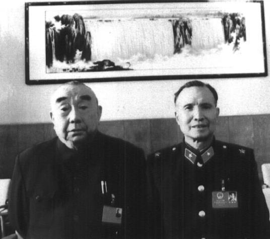 1986年3月，出席六届全国人大四次会议，张贤约（左）同陈明义(右)留影。