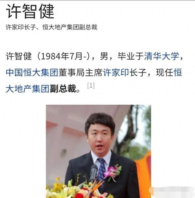 许家印为啥满头白发？在局子里急的！自己注定死里面，两个儿子都是无期徒刑，家族团灭