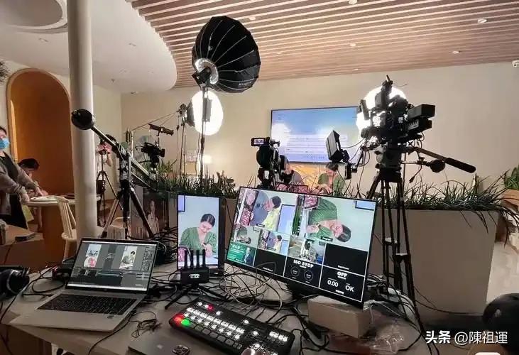 掏空家产打赏男主播390万，婚内出轨！老父亲痛哭：全家掉进深渊
 
  一场网络