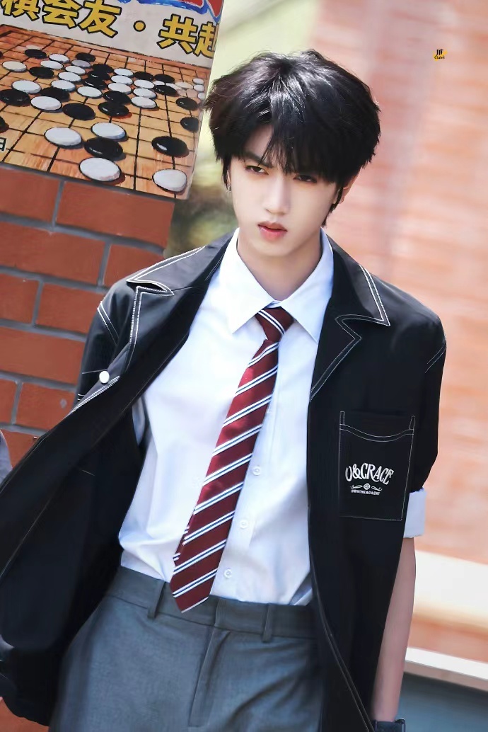 谁教张桂源把衬衫扎进裤子里的  谁教张桂源把衬衫扎进裤子里的，真是好板正一帅哥啊