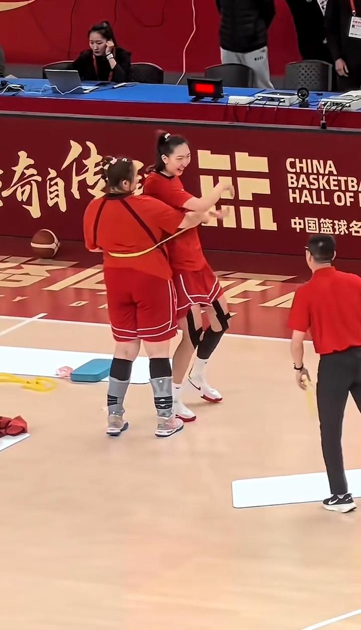 兄弟们，接下来再次欢迎来到龙山旅馆观看二零二二年中国女篮联赛华阳路甘旦中杯中国对