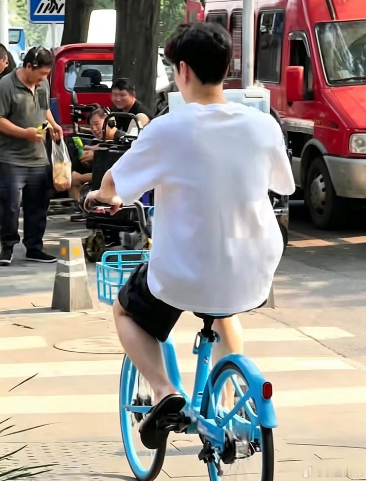 张艺兴骑共享单车也要扫码吗和张艺兴骑同款车近期偶遇到骑共享单车的张艺兴在北京拍戏