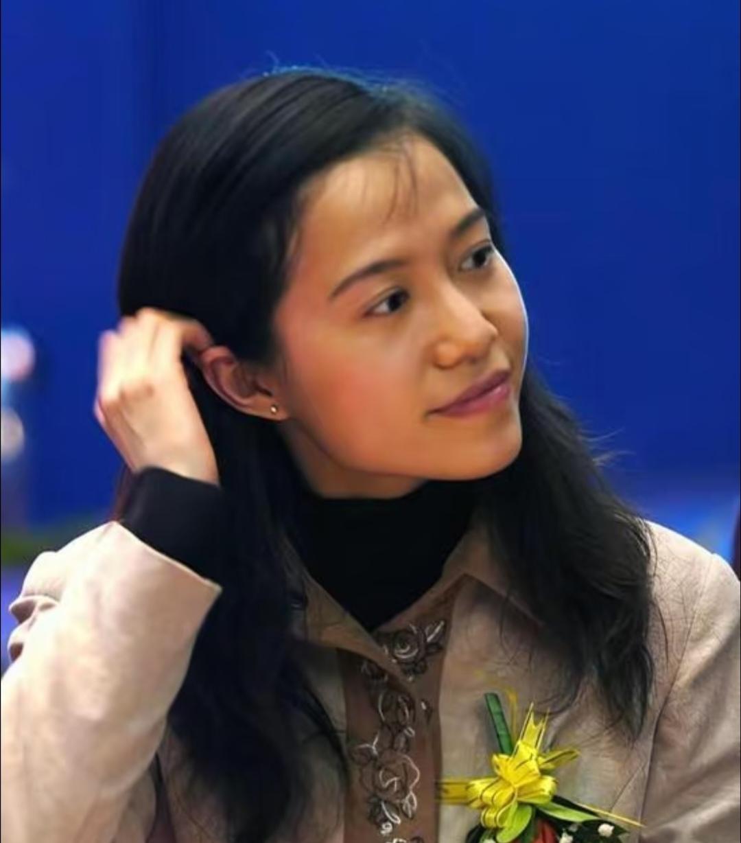 翁帆搬出清华园了。没争没抢，也没留下一儿半女。她就这么平静地带上老妈和侄女，跑去