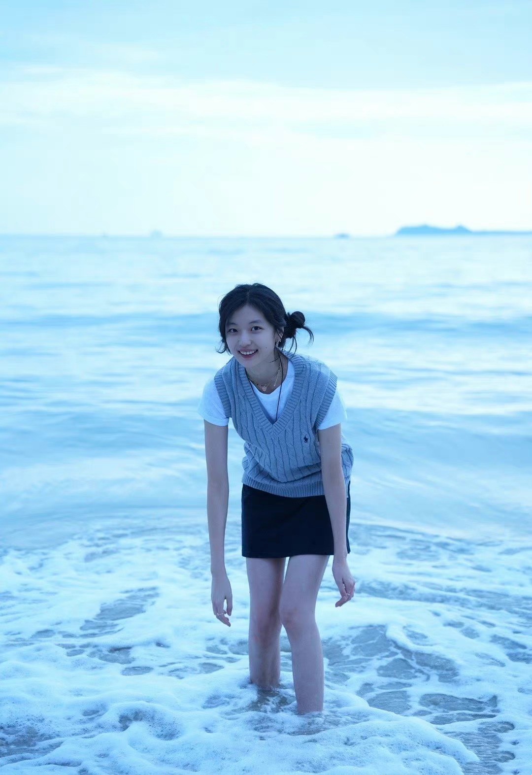 孙千海边美拍，背心毛衣小短初，青春可人。孙千