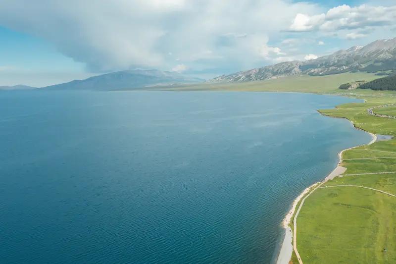 这场集影、音、诗、画与人之视听于一体的盛宴，称之为“饕餮盛宴”丝毫不为过。影的奇