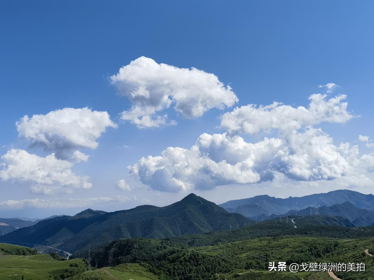 今天给大家分享几张蔚县马蹄梁的照片，马蹄梁在蔚县和涞源交界，站在蔚县马蹄梁观景台