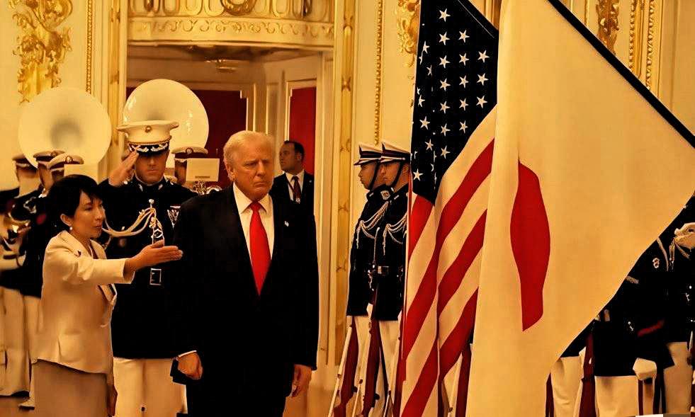 特朗普拿捏日本还是有一套的！

当地时间28日，在日方为特朗普举办的欢迎仪式上，