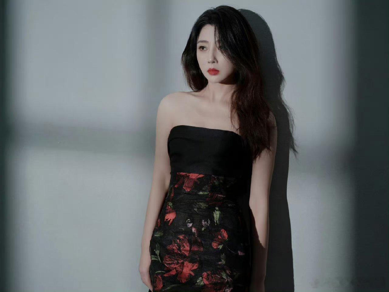 殷桃 [开学季]真的给我一种冻龄女神的感觉啊，而且这颜值和身材都是直接拿捏现在很