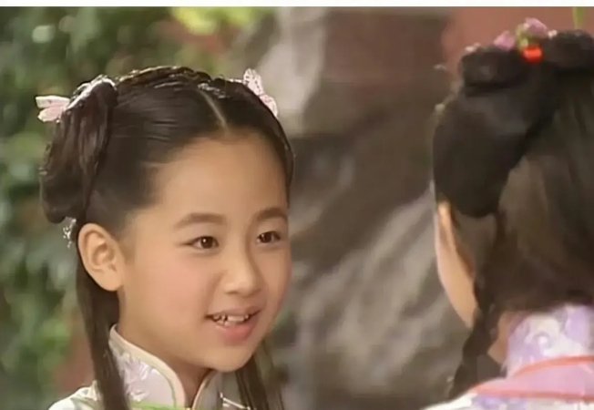 《孝庄秘史》杨紫小时候婴儿肥好可爱啊，她和现的样子比确实没什么太大的区别，一比一