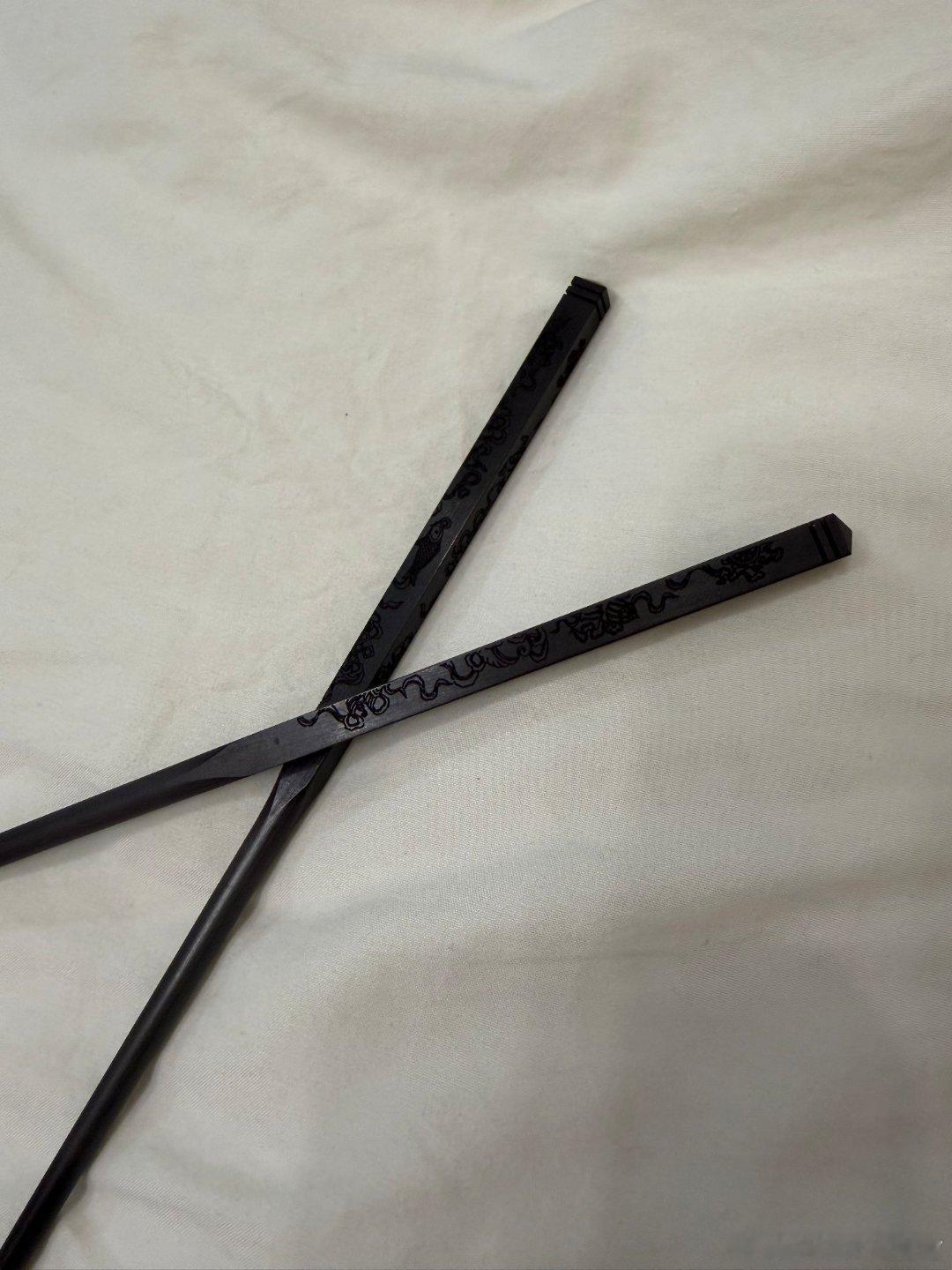 我和你天生成双很难得的外卖联名好物，乌木色温润雅致，传统纹样古韵十足，故宫IP审