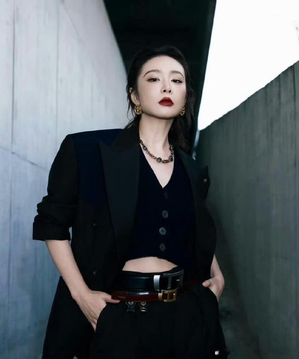 周冬雨影后身份上线，却在高叶身边乖乖跳绳，这反差太可爱周冬雨 别让影后干这个 周