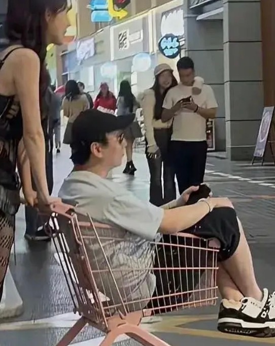 网友在街头偶遇一个眼熟的人 
