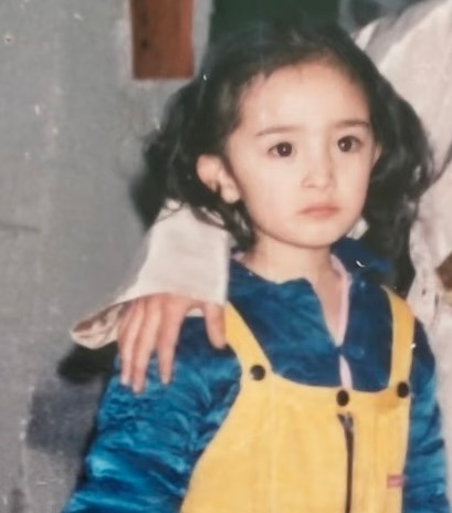杨幂唐明皇未公开旧照等比例长大的纯天然大美女从三岁开始就是洋娃娃一样的面孔杨幂的