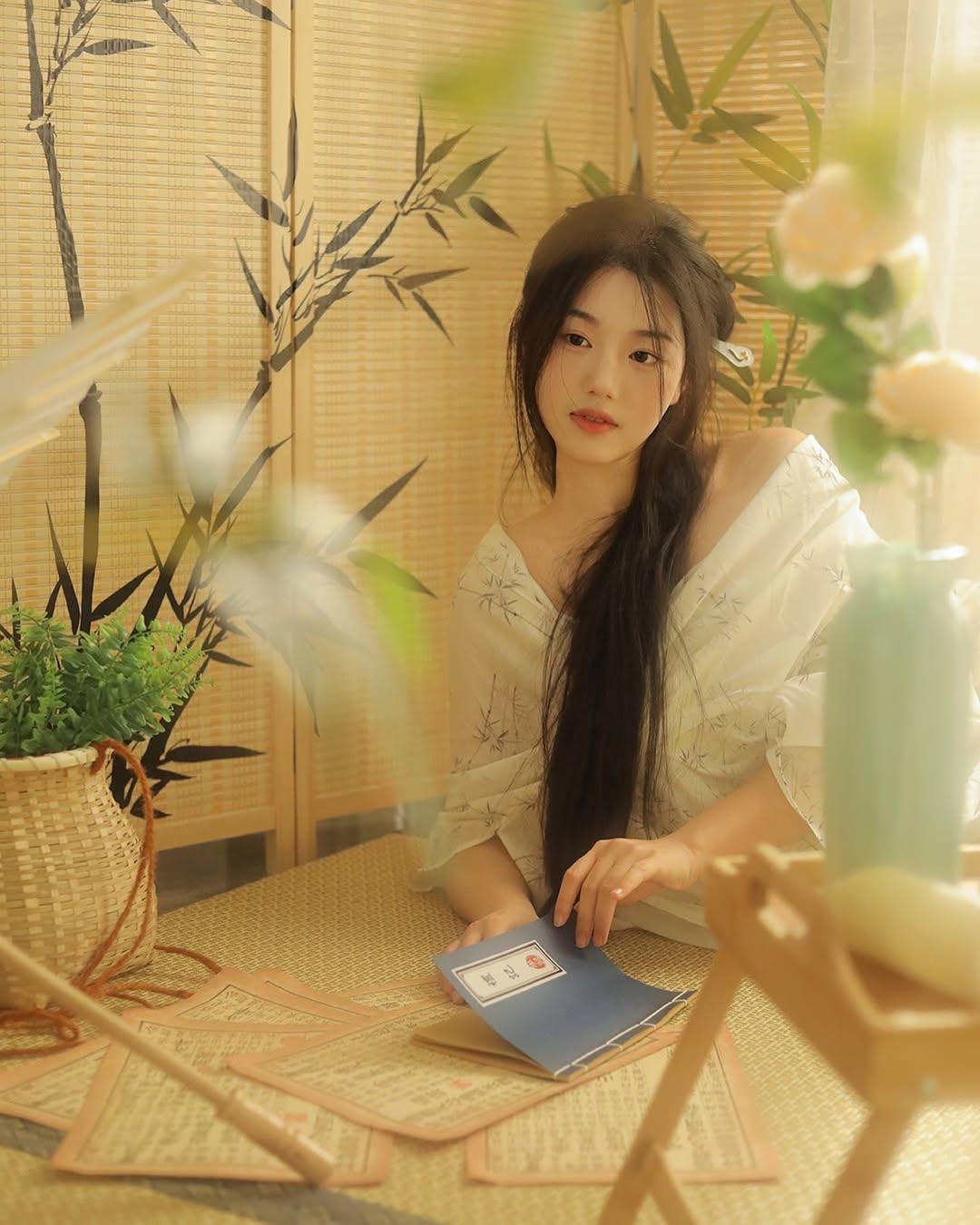 竹影摇曳间，书香满溢心。