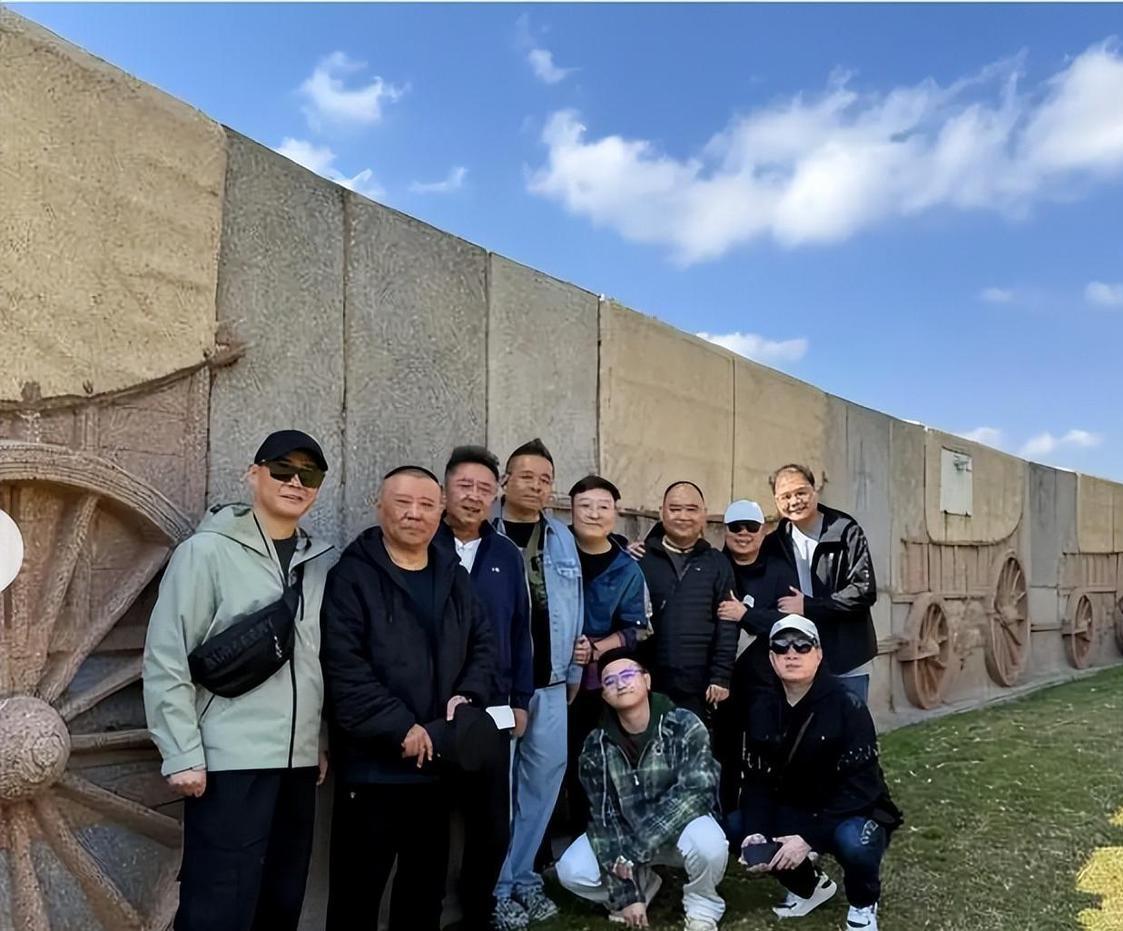 德云社成员户外合照：我只认出了郭德纲、于谦、侯震、张鹤伦，那3位戴墨镜的辨识起来