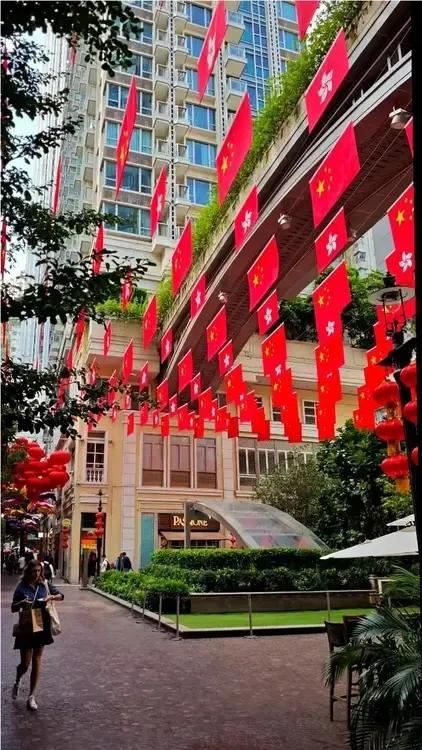 2024年10月1日，中华人民共和国成立75周年了，新中国75岁了，全国各地悬挂