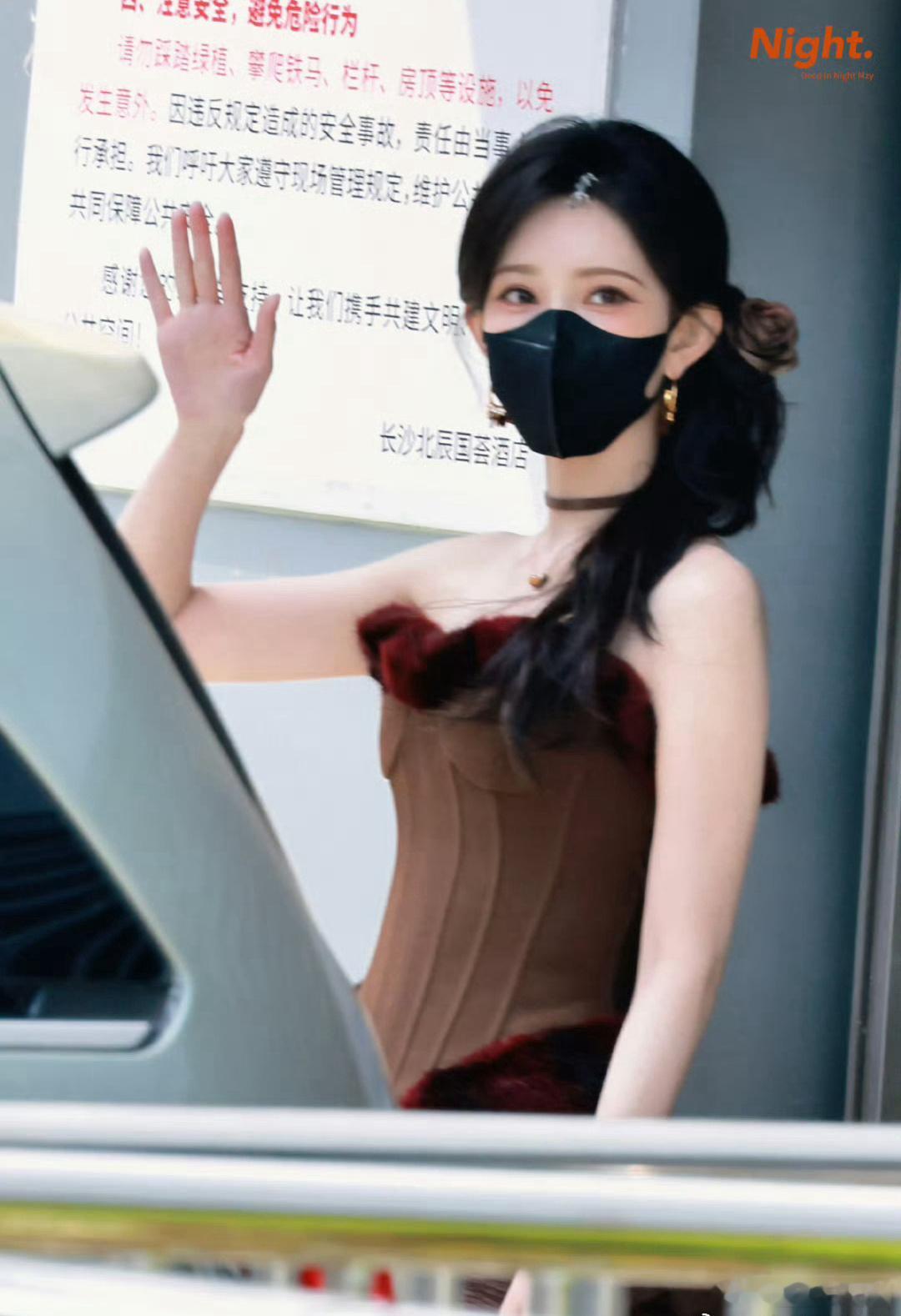孟子义、周也今日hi6上班路透🈶美拉德抹胸短裙 好辣的孟姐[给你小心心]清凉吊