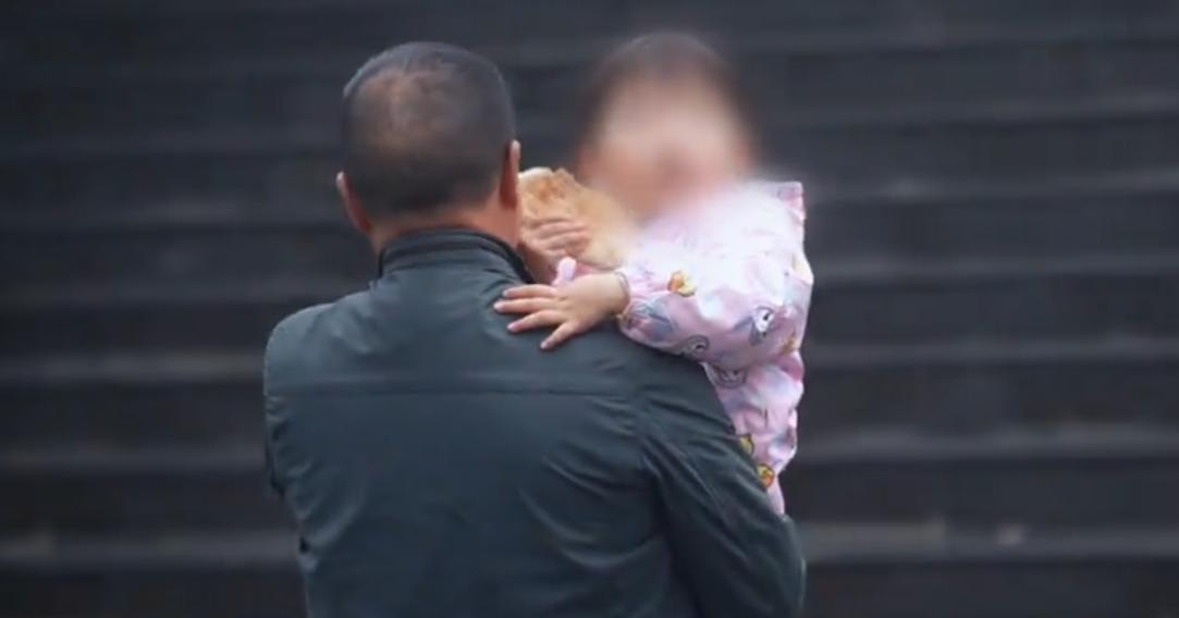 看哭了。2021年，一雇主突然失联，月嫂无偿抚养女婴3年。眼看女婴办不了上学手续