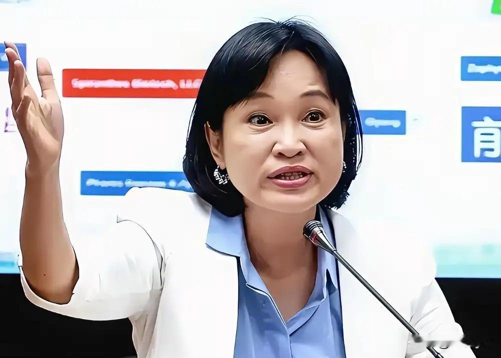 支持“台独”的柯志恩是不得人心的！
一个国民党成员，竟在为一个被大陆公安机关通缉