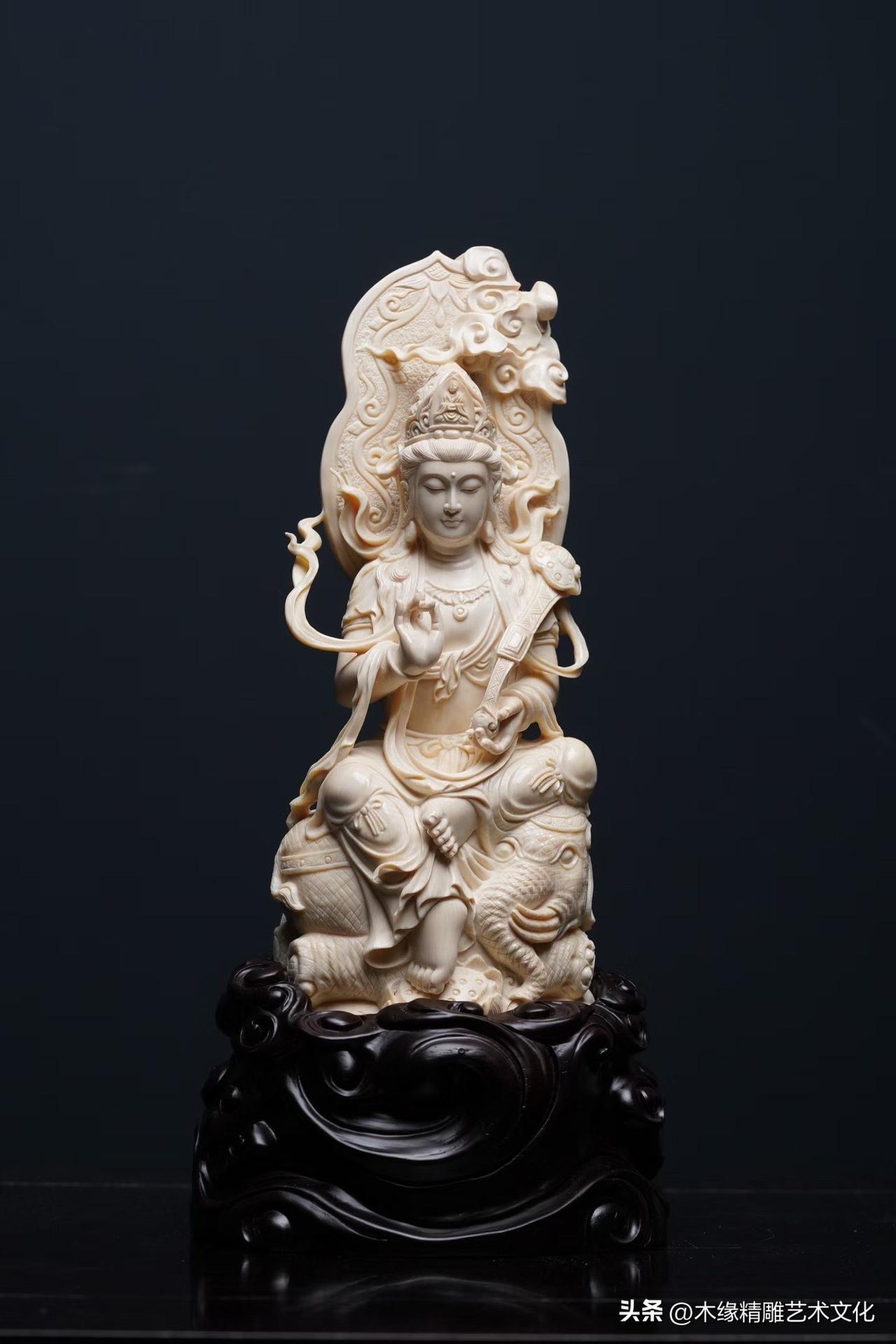 有些作品第一眼吸引人，是因为材质；再看一眼，留下来的却是气韵。

这尊普贤菩萨端