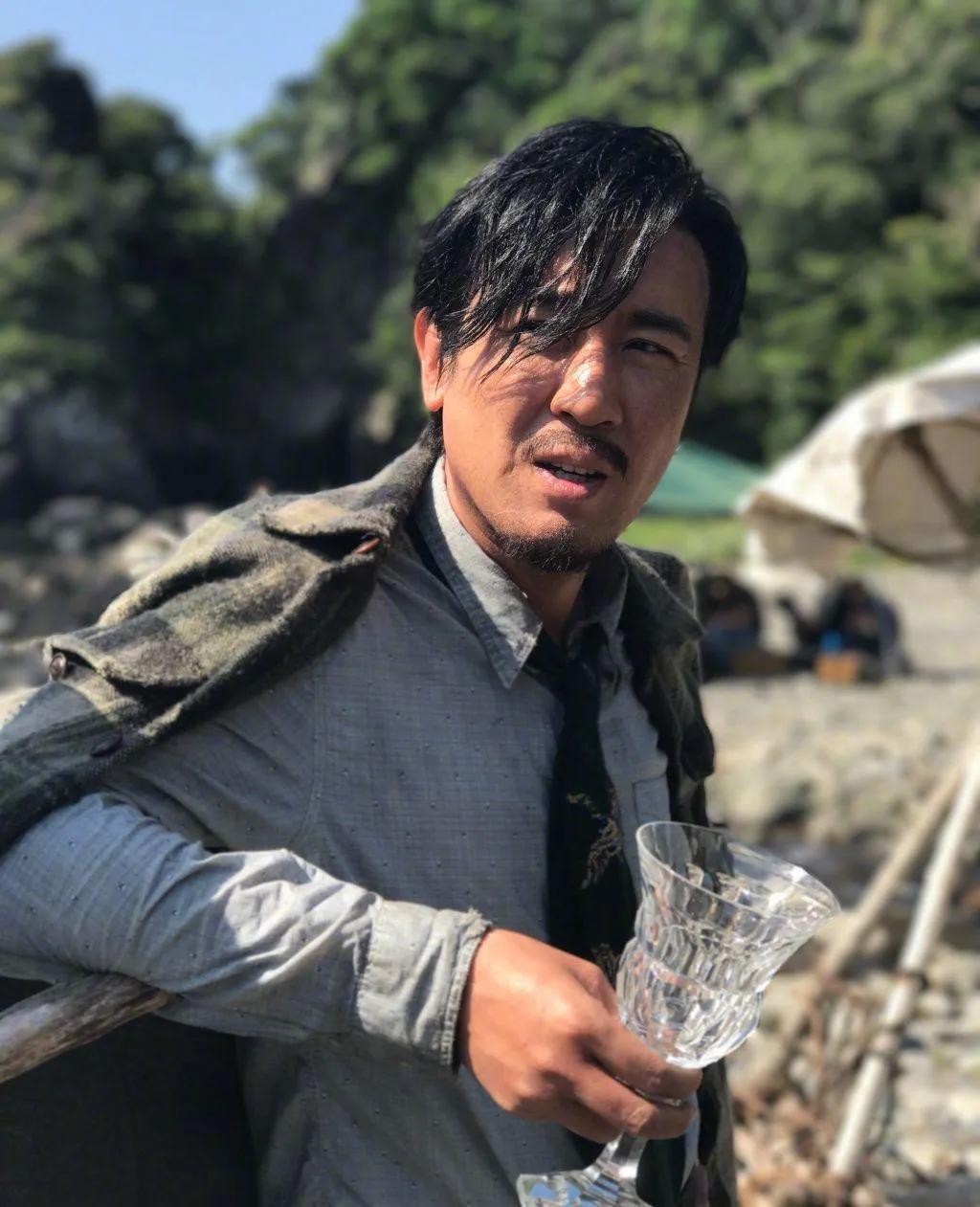 一天，于和伟接到副导演的电话，开口就是：“万古碑”这个角色你演不了了。毫无背景的