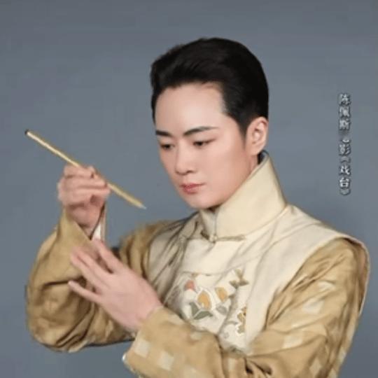 戏台有自己的法修散打 谁懂啊！《戏台》里的凤小桐把“刚柔并济”玩明白了！扮虞姬时
