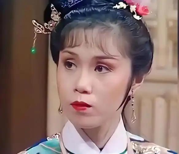 79岁的香港演员陈嘉仪，独居珠海。不是因为她没有家人，而是她两个儿子的心就如同铁