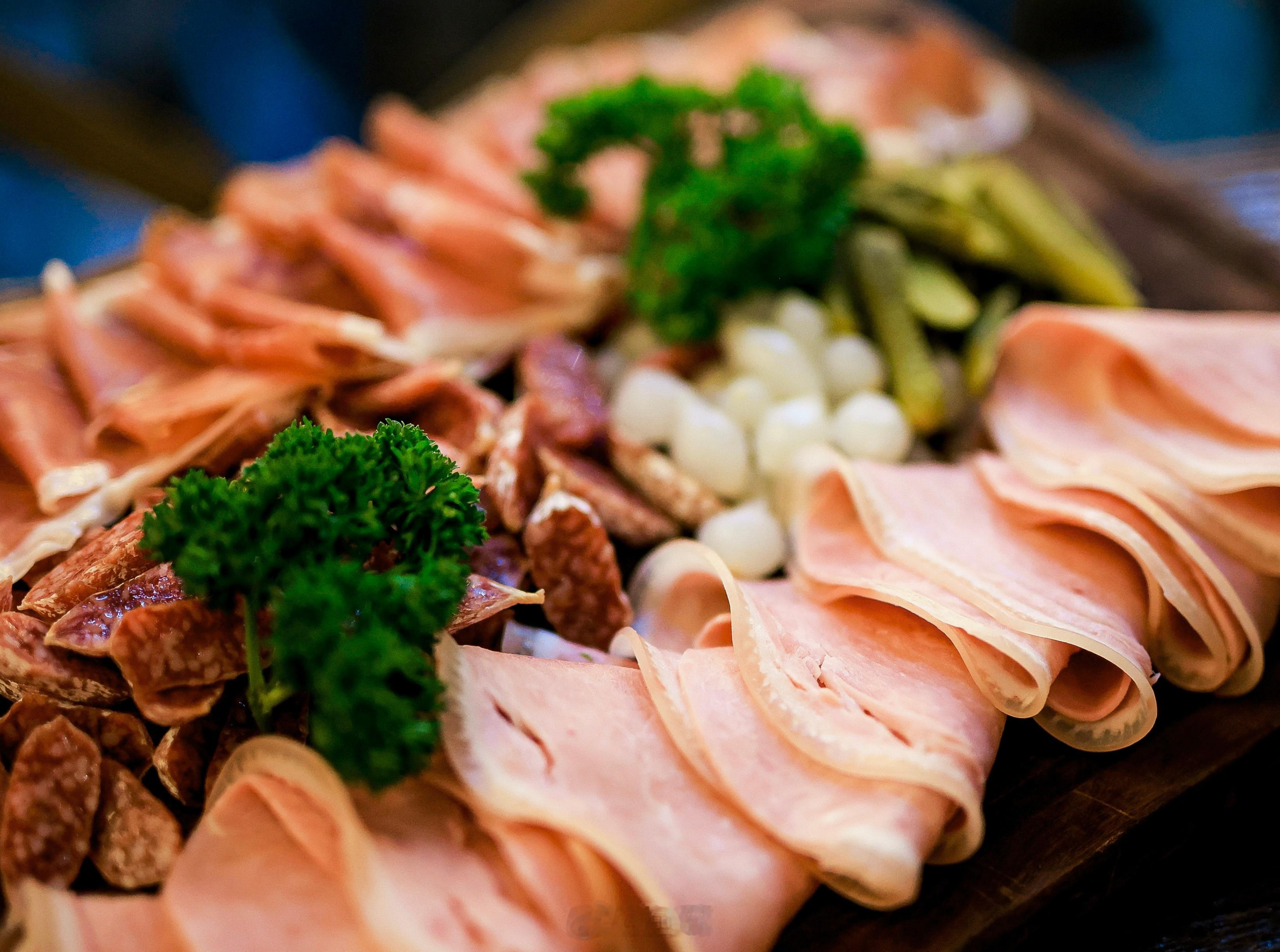 在喧嚣的都市生活中，摒弃工作的好友聚会，便如同在浮躁的海洋中寻得了一片宁静的港湾