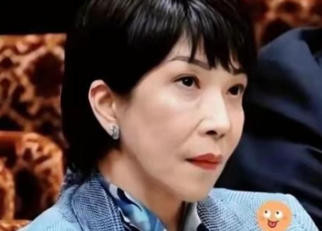 日本这回是真的坐不住了。高市早苗在记者会上表示：“日本非常需要稀土。”说得直白，